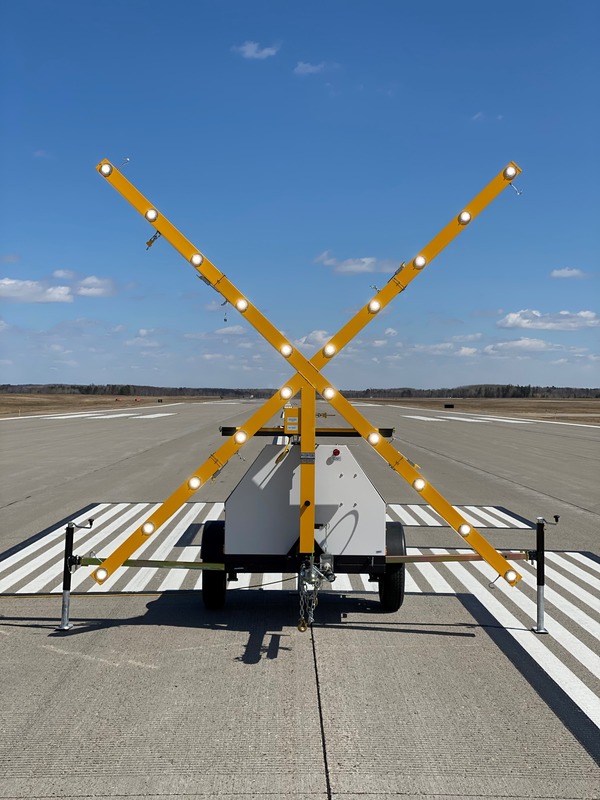 Portable lighted runway marking detail